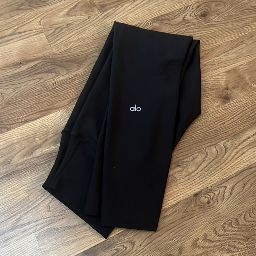 Black Alo Airlift 7/8 Leggings in Size small